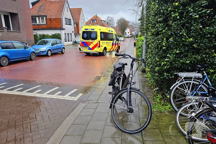 Fietser gewond naar ziekenhuis