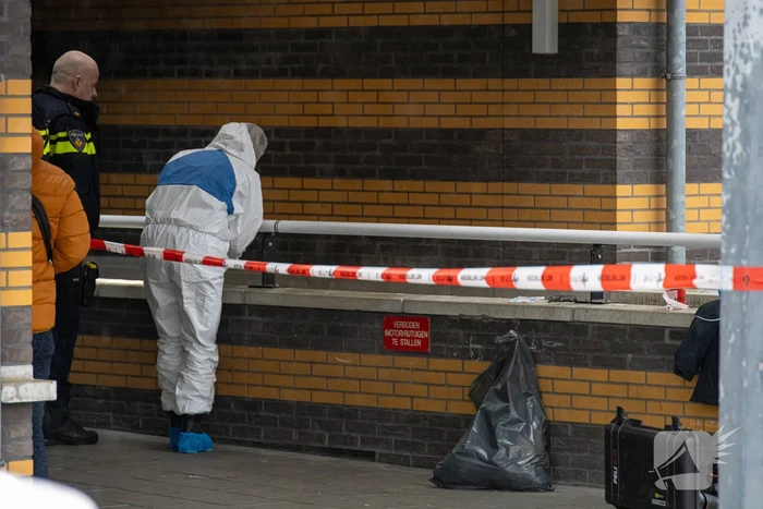 Overleden persoon aangetroffen politie doet onderzoek