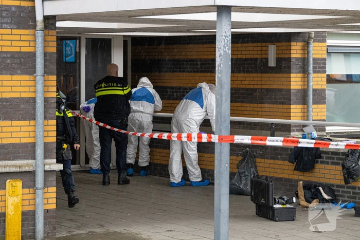Overleden persoon aangetroffen politie doet onderzoek