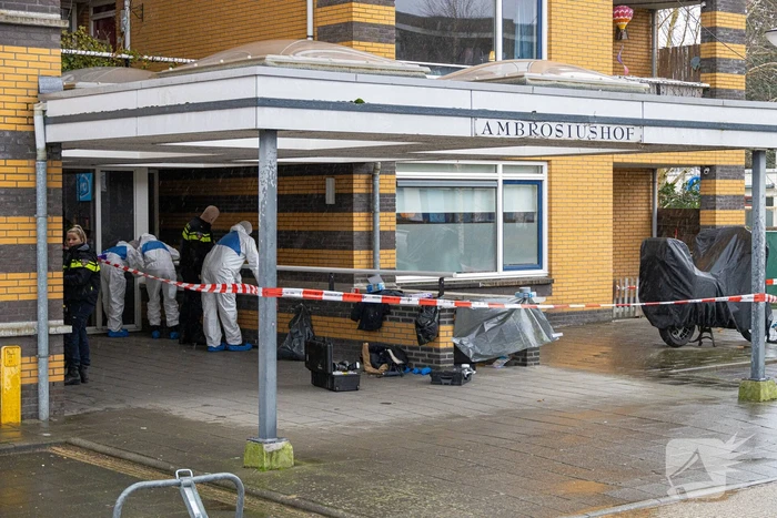 Overleden persoon aangetroffen politie doet onderzoek