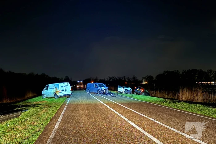 Gewonden en ravage na botsing tussen meedere voertuigen