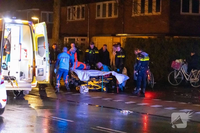 Voetganger zwaargewond bij botsing met bestelbus