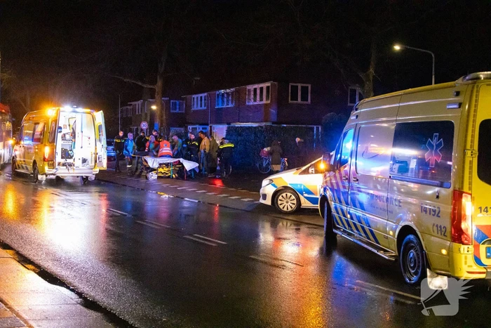 Voetganger zwaargewond bij botsing met bestelbus