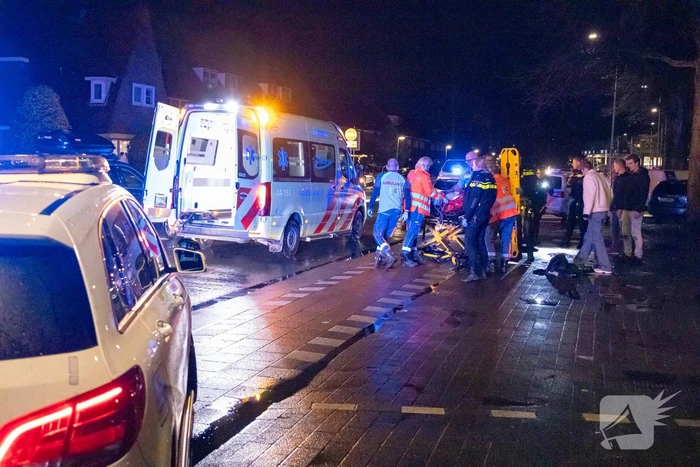 Voetganger zwaargewond bij botsing met bestelbus