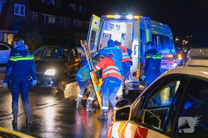 Voetganger zwaargewond bij botsing met bestelbus