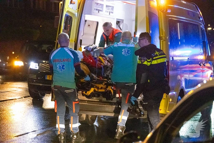 Voetganger zwaargewond bij botsing met bestelbus