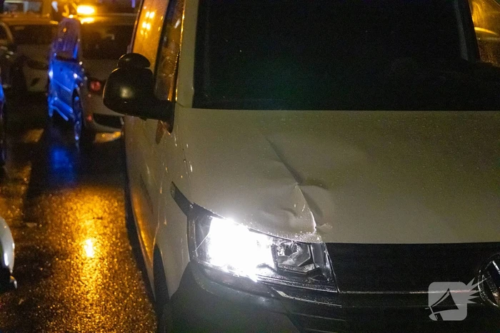 Voetganger zwaargewond bij botsing met bestelbus