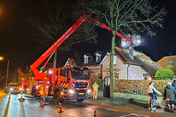 Brandweer blust brand in schoorsteen