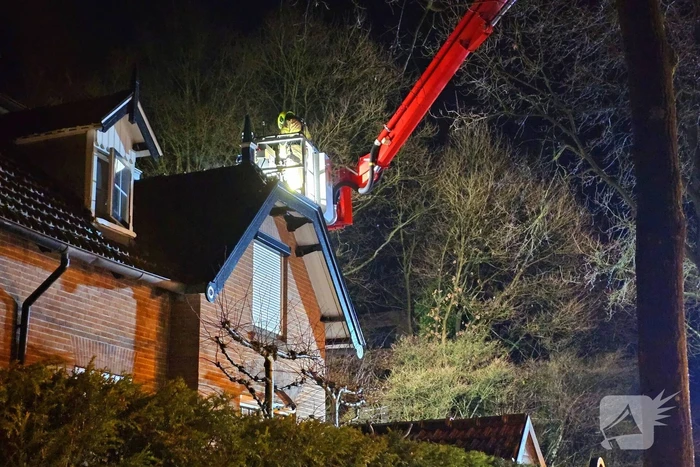 Brandweer blust brand in schoorsteen
