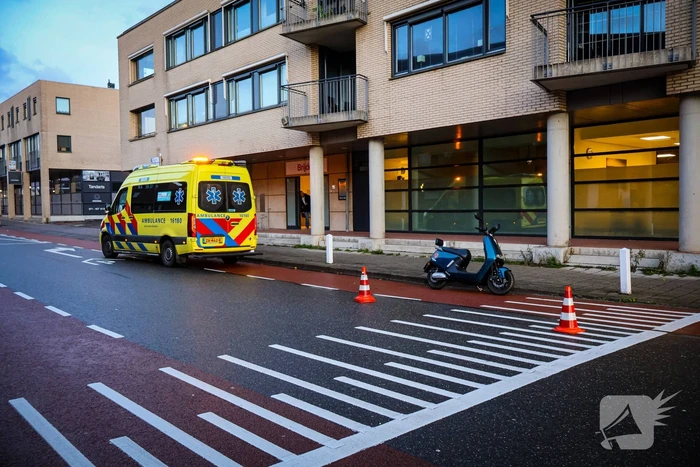 Scooterrijder rijdt voetganger aan