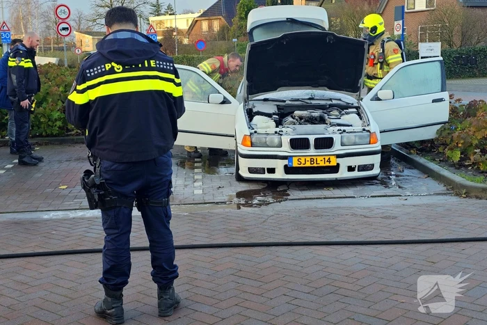 Brand in geparkeerde auto, brandweer blust