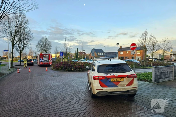 Brand in geparkeerde auto, brandweer blust