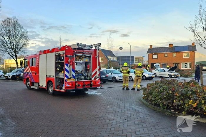 Brand in geparkeerde auto, brandweer blust