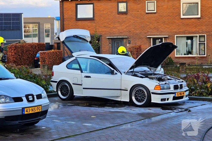 Brand in geparkeerde auto, brandweer blust