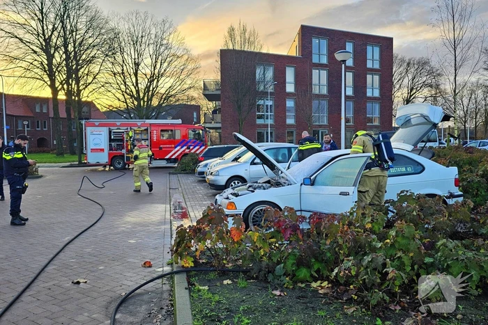 Brand in geparkeerde auto, brandweer blust