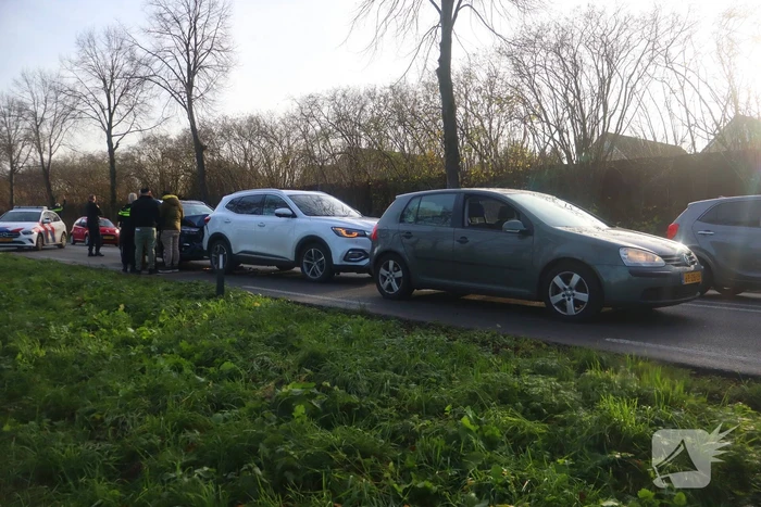 Fikse schade bij kop-staartbotsing tussen drie voertuigen