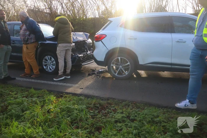 Fikse schade bij kop-staartbotsing tussen drie voertuigen