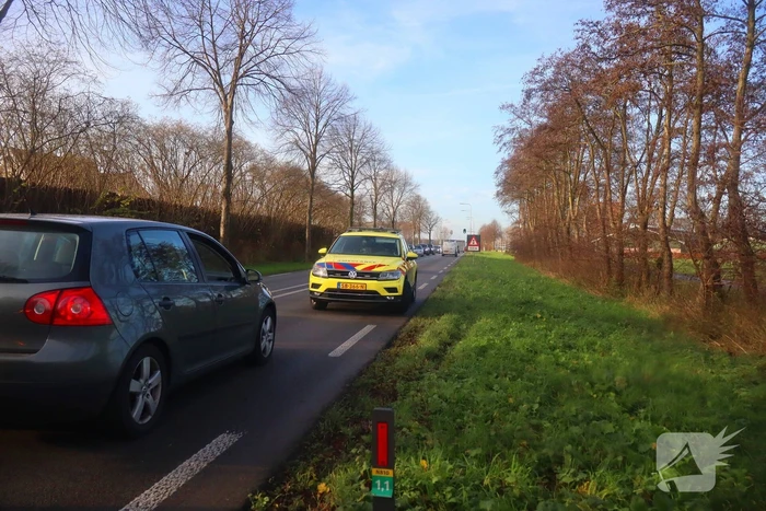 Fikse schade bij kop-staartbotsing tussen drie voertuigen