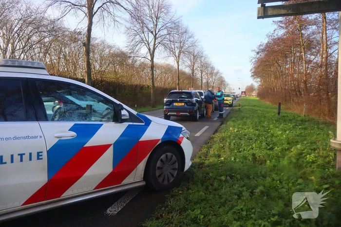 Fikse schade bij kop-staartbotsing tussen drie voertuigen