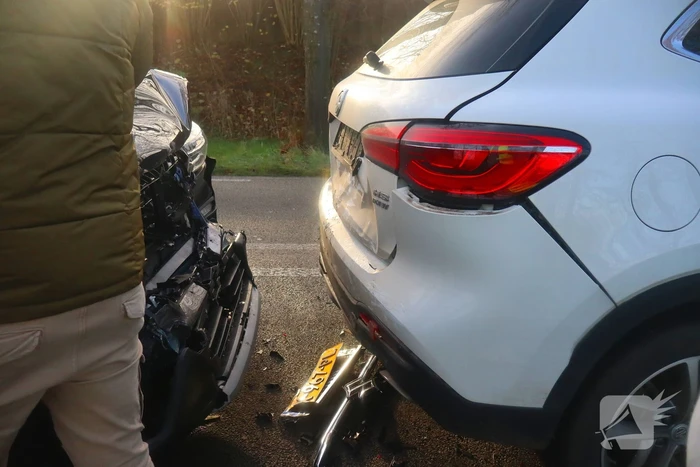 Fikse schade bij kop-staartbotsing tussen drie voertuigen