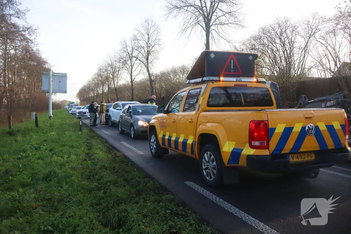 Fikse schade bij kop-staartbotsing tussen drie voertuigen