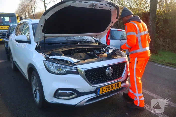 Fikse schade bij kop-staartbotsing tussen drie voertuigen