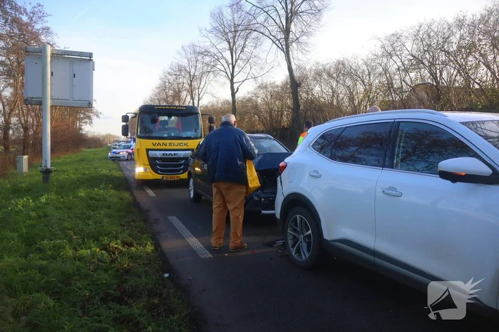 Fikse schade bij kop-staartbotsing tussen drie voertuigen