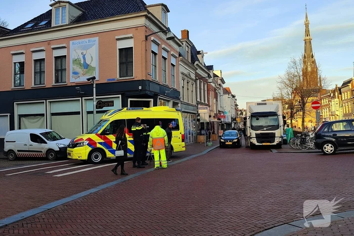 Verkeersregelaar gewond bij aanrijding