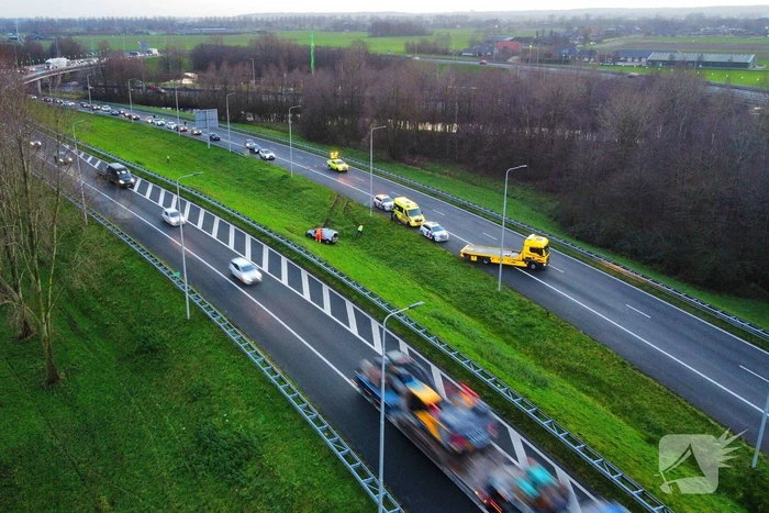 Automobilist rijdt van talud snelweg af