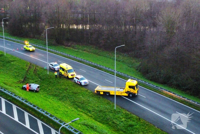Automobilist rijdt van talud snelweg af