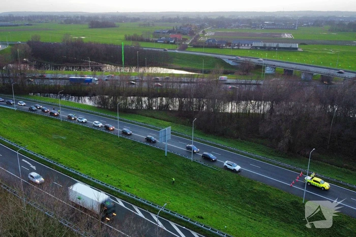 Automobilist rijdt van talud snelweg af