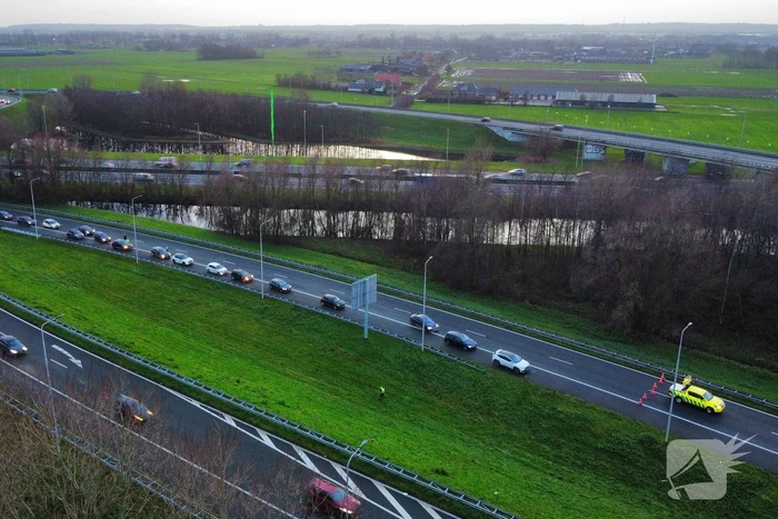 Automobilist rijdt van talud snelweg af