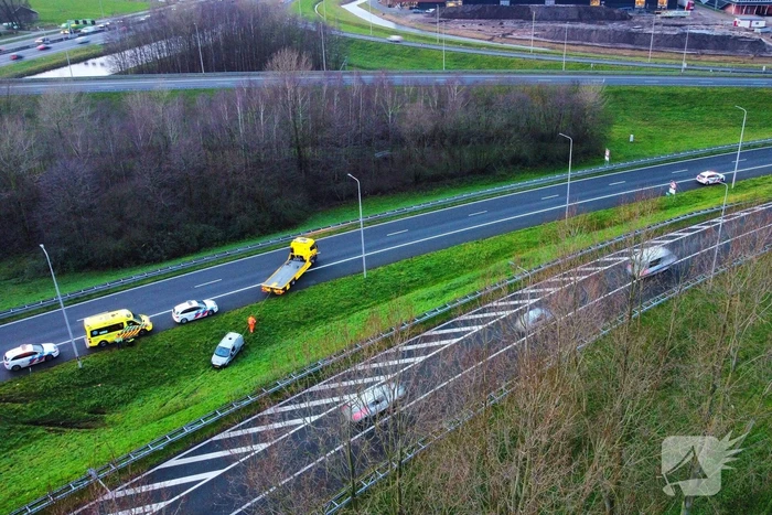 Automobilist rijdt van talud snelweg af
