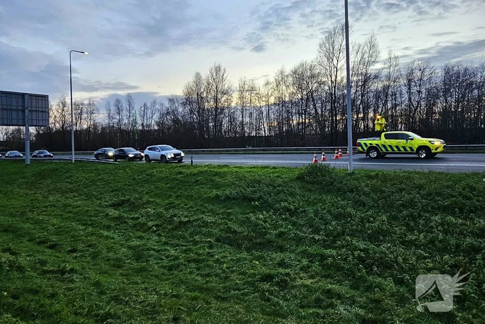 Automobilist rijdt van talud snelweg af