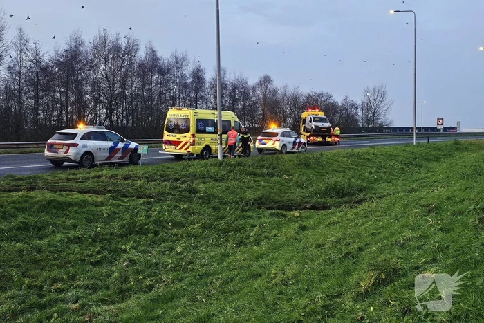 Automobilist rijdt van talud snelweg af