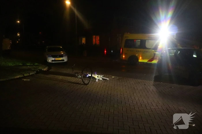 Maaltijdbezorger ziet fietser over het hoofd