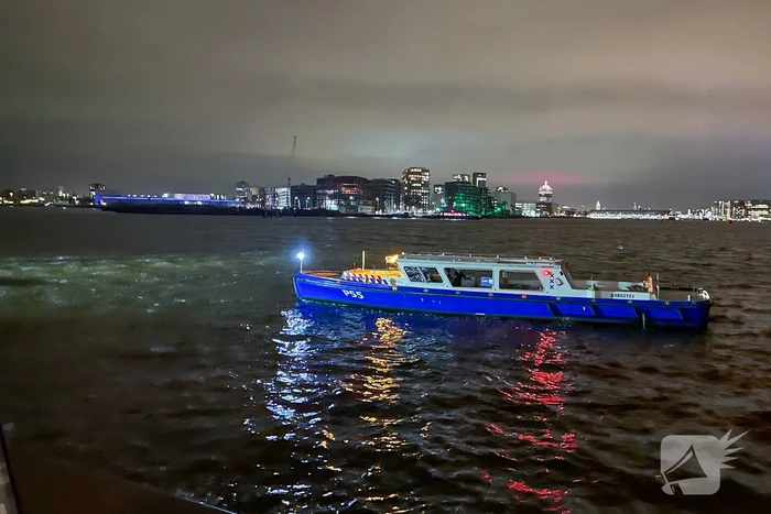 Auto belandt in water, inzittenden gered