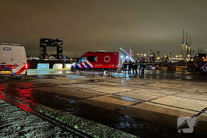 Auto belandt in water, inzittenden gered