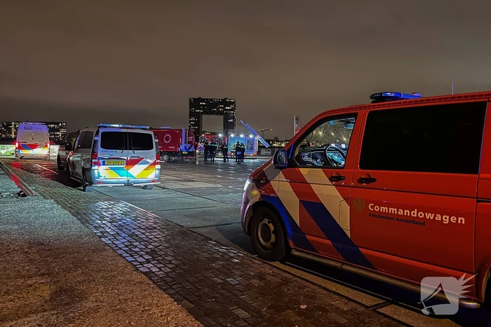 Auto belandt in water, inzittenden gered