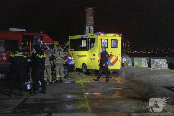 Auto belandt in water, inzittenden gered
