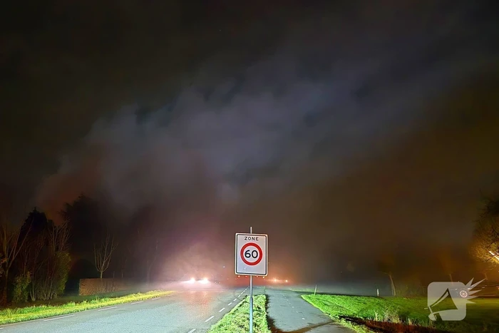 Forse rookwolken in omgeving door brand