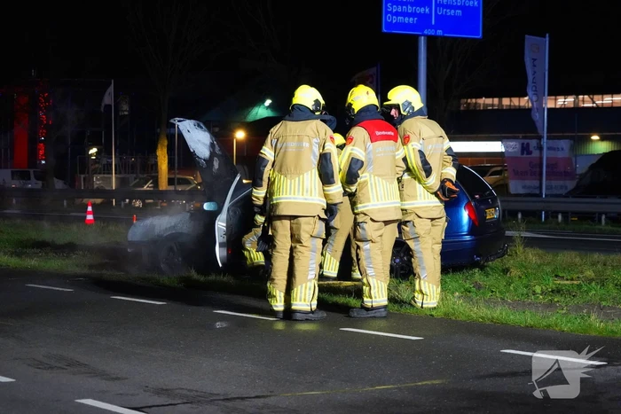 Auto vliegt al rijdend in brand