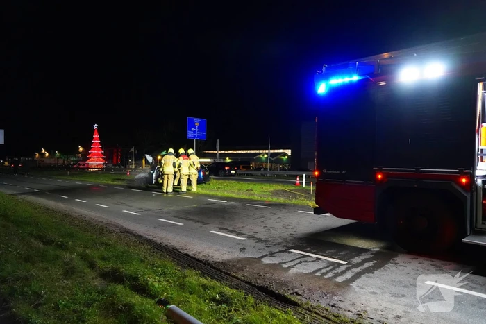 Auto vliegt al rijdend in brand