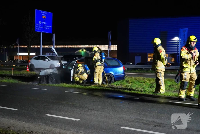 Auto vliegt al rijdend in brand