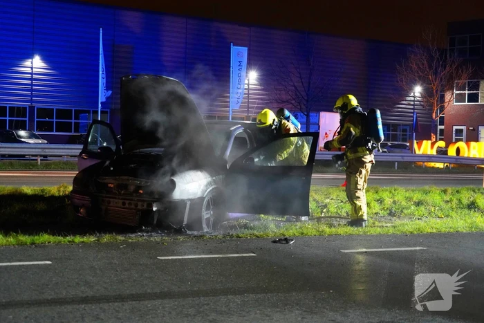 Auto vliegt al rijdend in brand