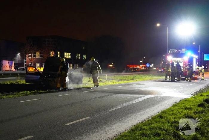 Auto vliegt al rijdend in brand