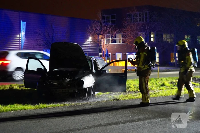 Auto vliegt al rijdend in brand