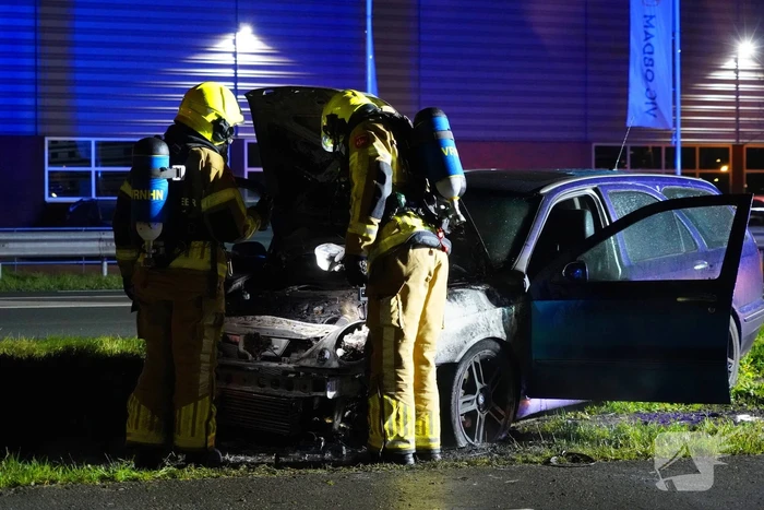 Auto vliegt al rijdend in brand