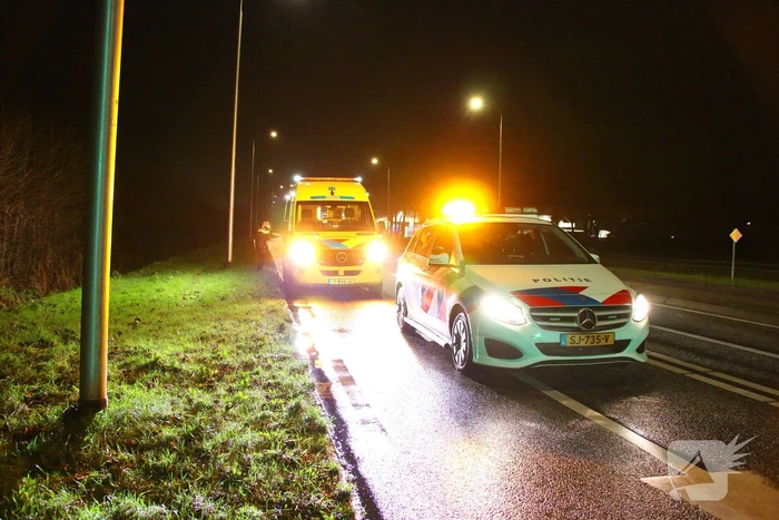 Fietser belandt in sloot langs de provincialeweg