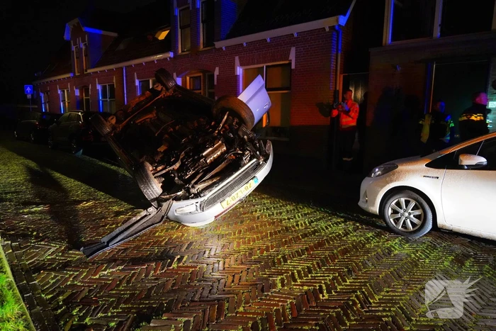 Auto belandt op de kop na ongeval